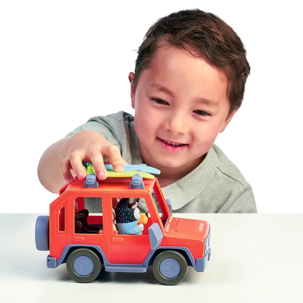 BLUEY - VEHICULE FAMILIAL 4X4 ET UNE FIGURINE  8 CM