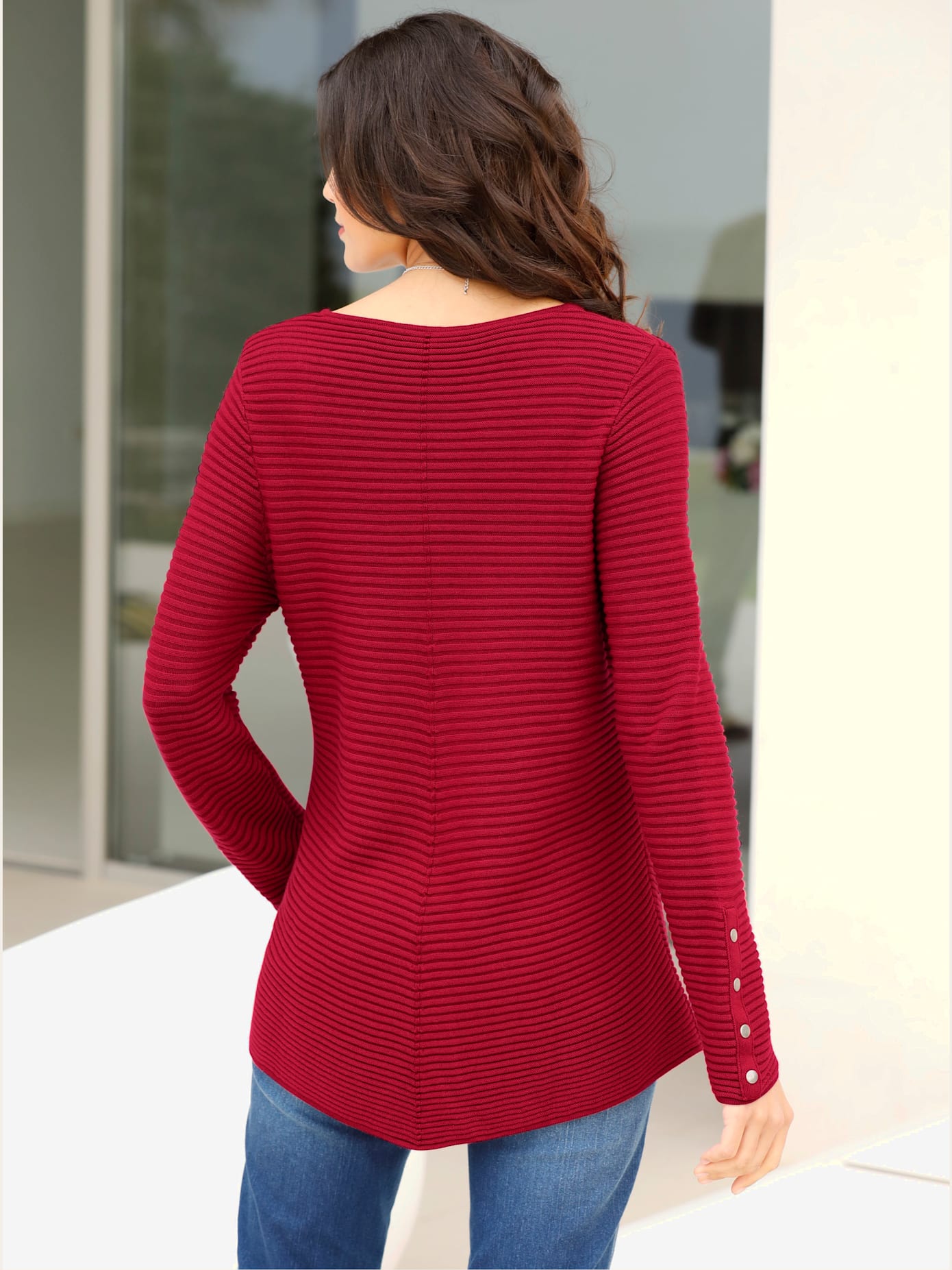 Pull long col rond avec boutons décoratifs dorés sur les manches