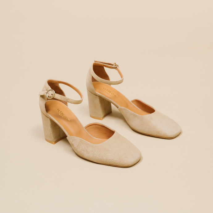 Babies à talons et bouts carrés  en velours beige