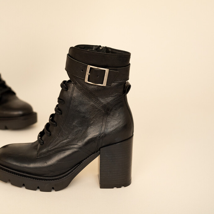 Boots à lacets, semelles crantées et talons  cuir vieilli noir