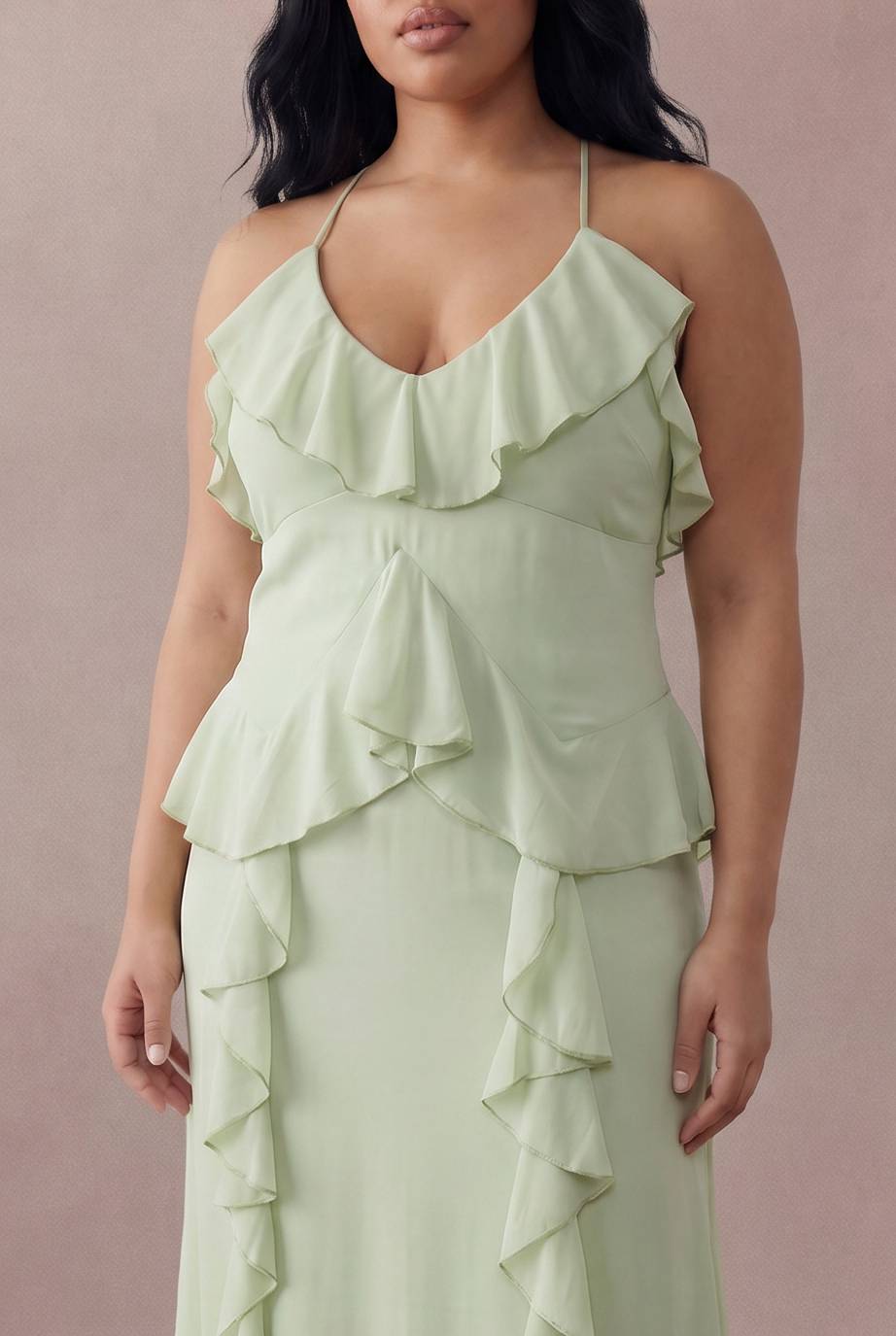boohoo Robe Maxi À Volants Et Col Licou Grande Taille