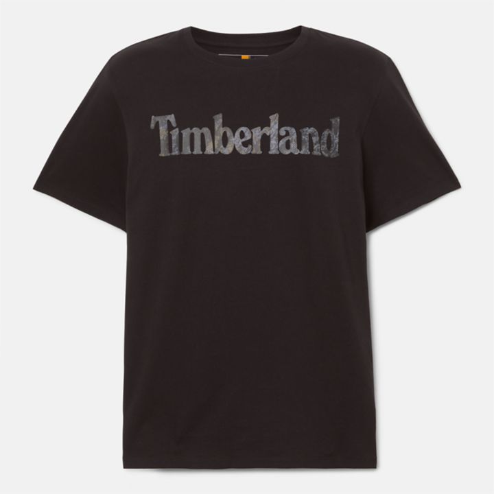 Camiseta masculina preta com estampa camuflada e logo.