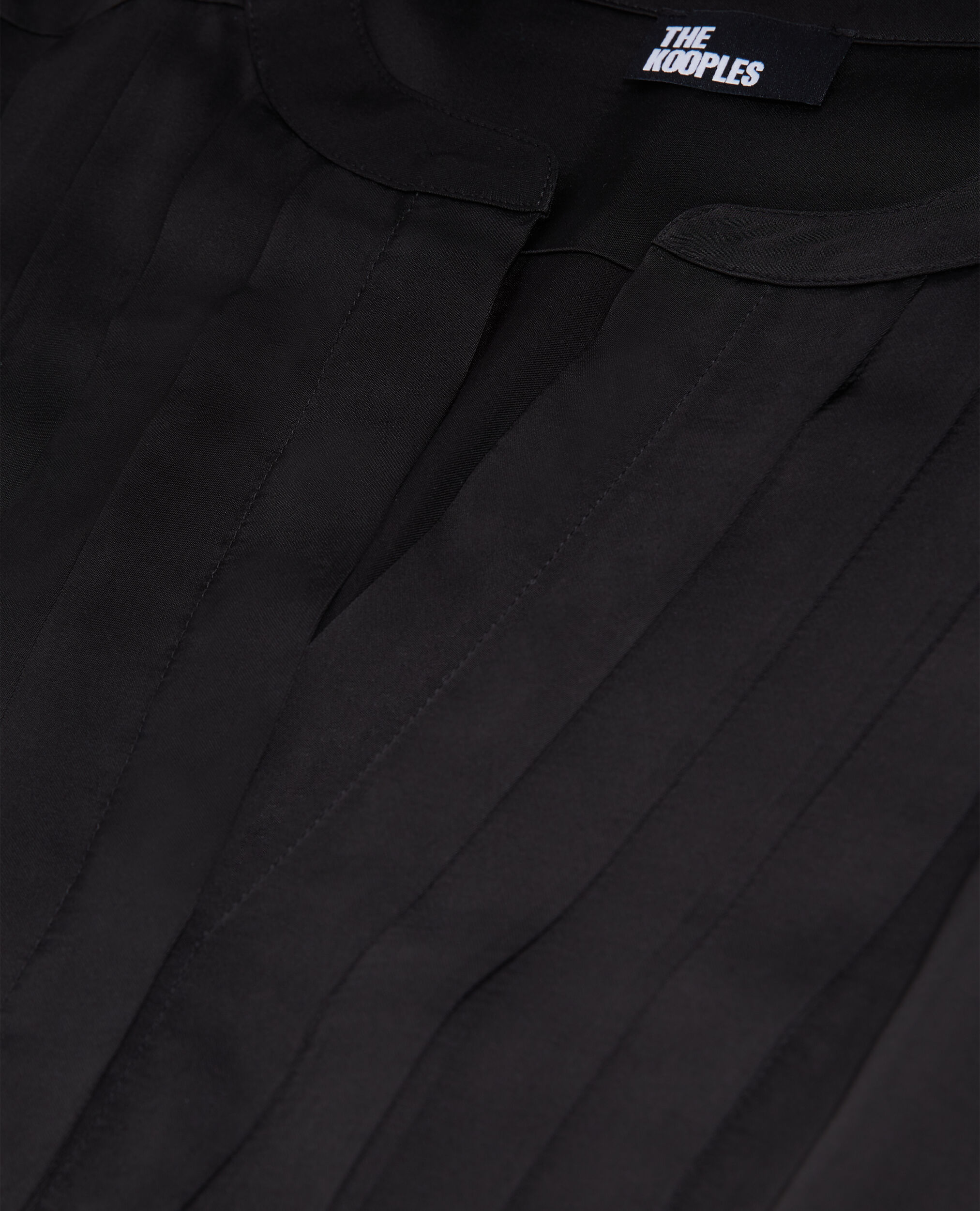 Robe courte noire avec plissage