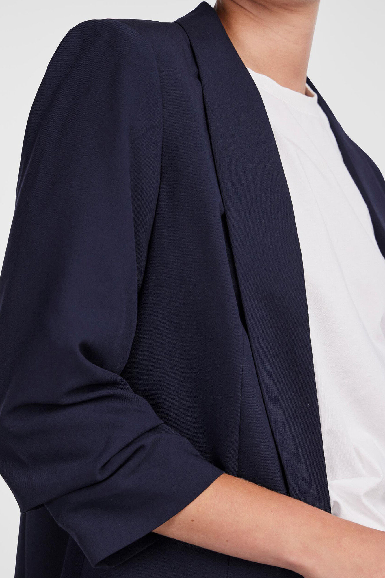 Blazer de manga 3/4 com detalhe de lapela e mangas franzidas. Sem botões.