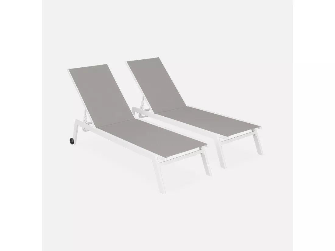 Lot de 2 bains de soleil ELSA en aluminium blanc et textilène taupe. transats multi positions avec roulettes