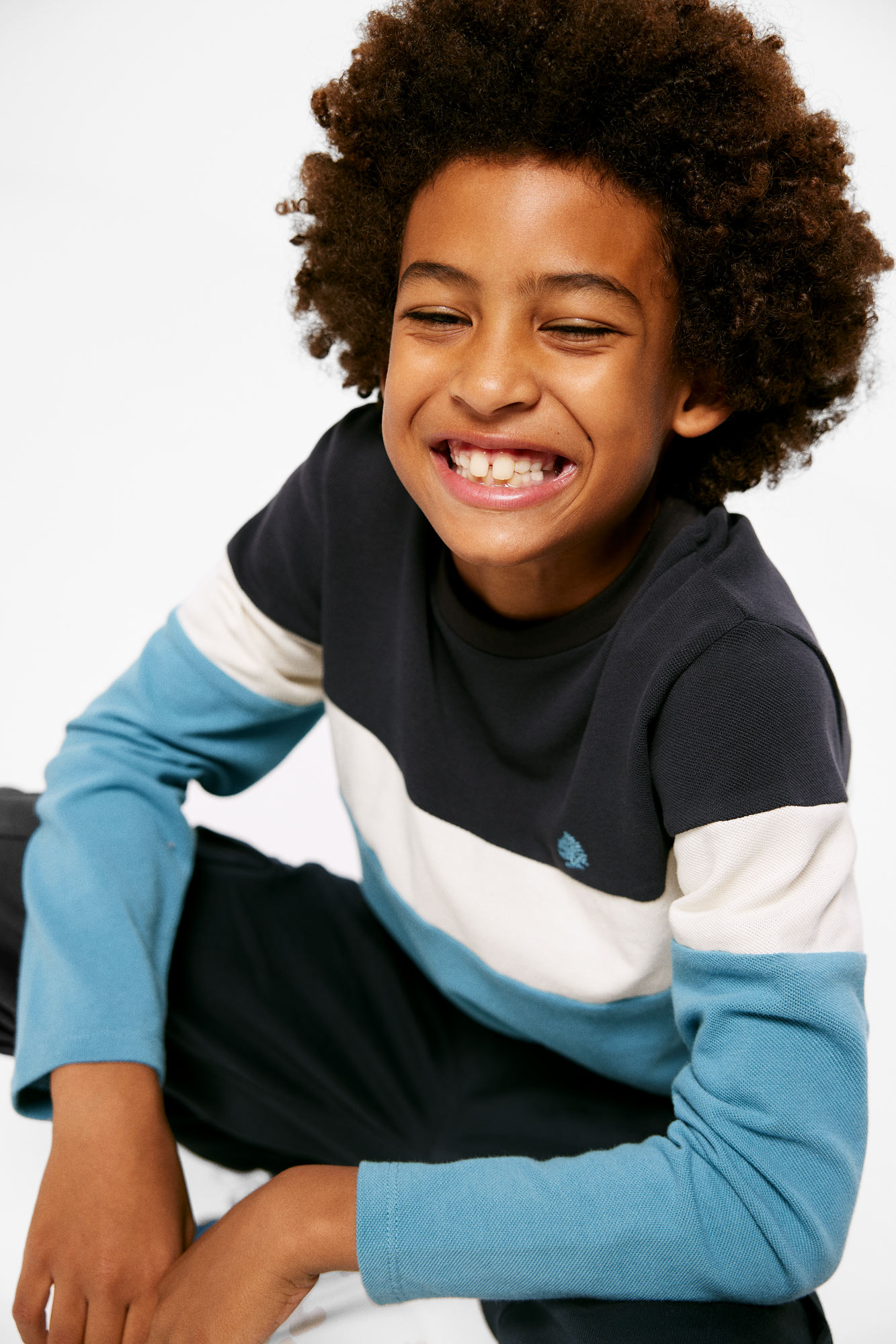 Camiseta infantil com blocos de cores