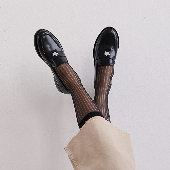 Mocassins à bouts ronds et étoiles argentées  en cuir glacé noir