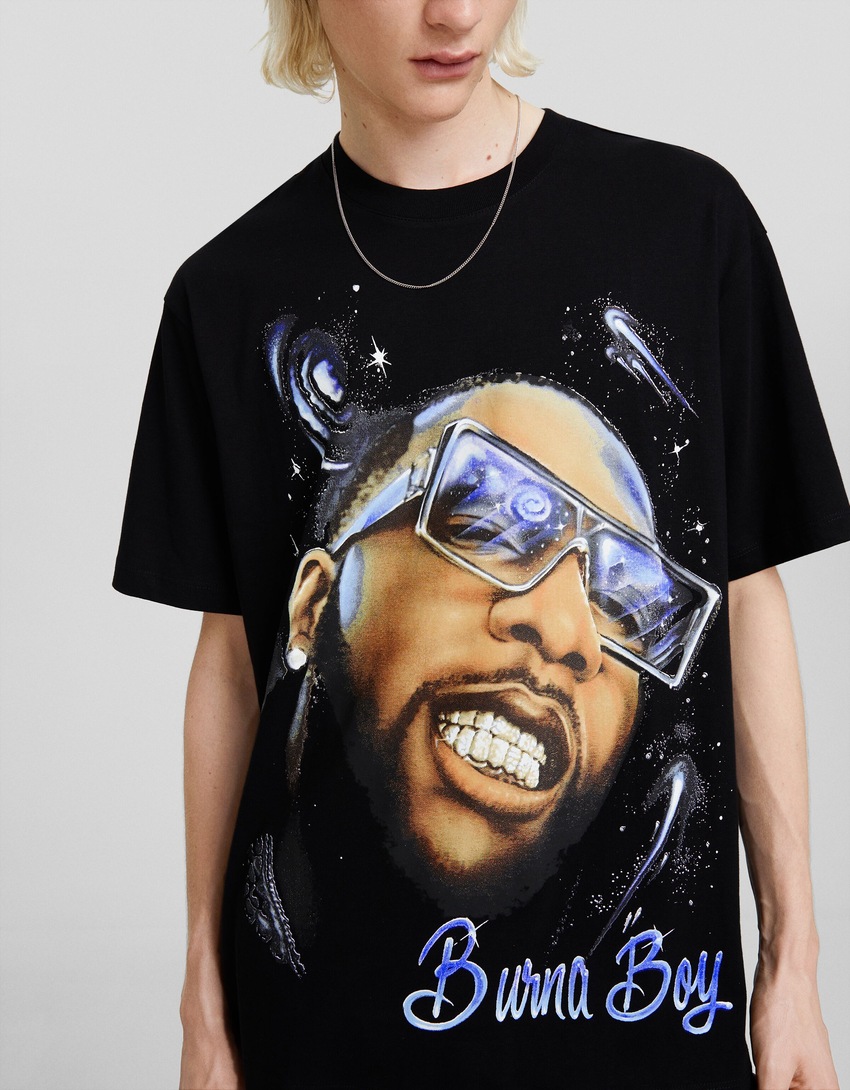 Camiseta de manga curta com estampa do Burna Boy e modelagem quadrada.