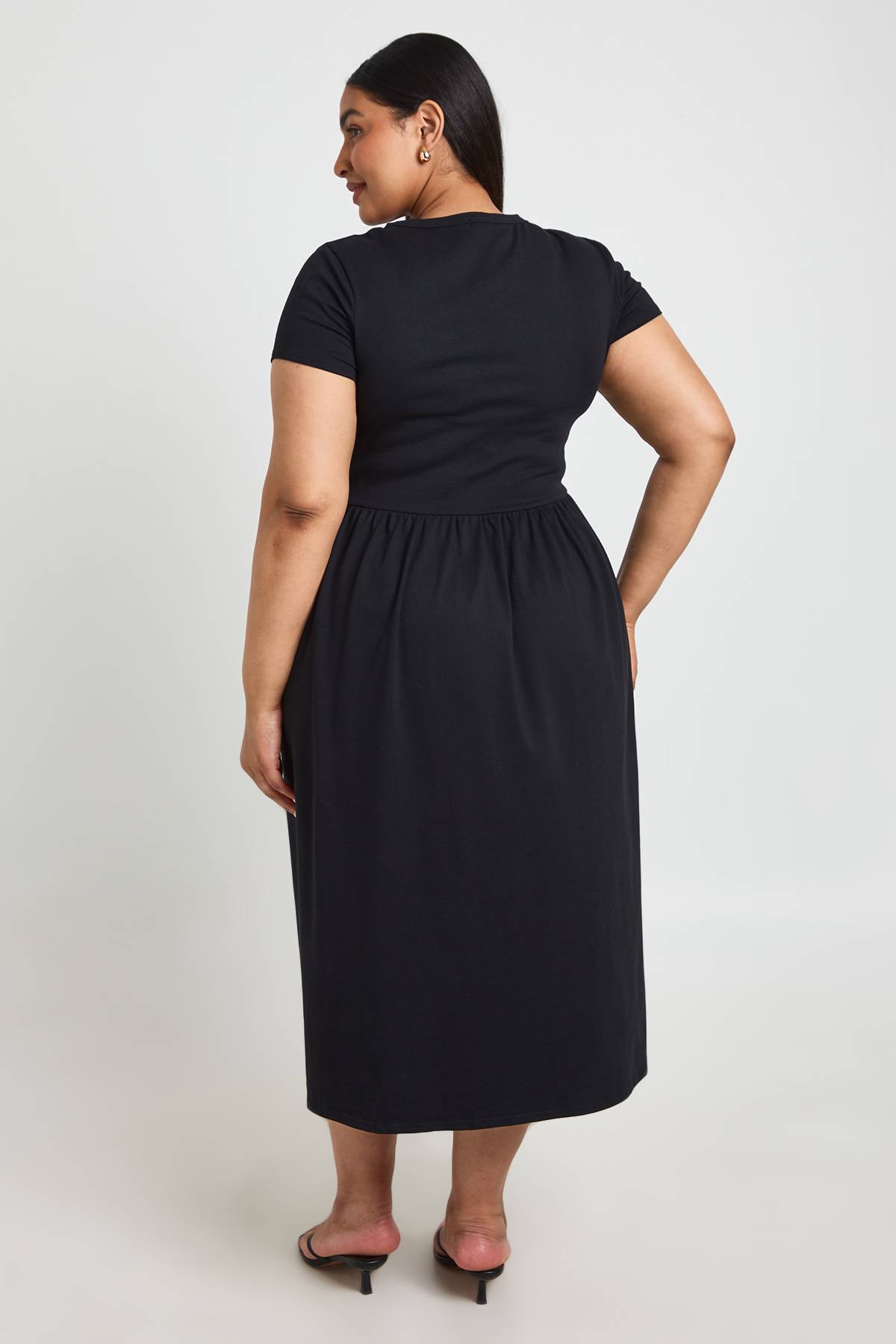 boohoo Robe Midi Grande Taille En Coton Avec Taille Froncée Et Manches Courtes