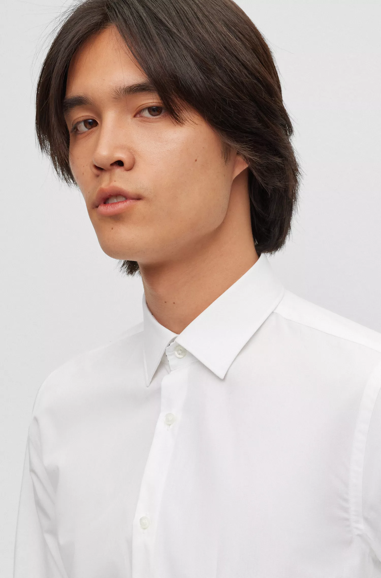 Camisa HUGO vermelha, extra slim fit, em popeline de algodão fácil de passar.