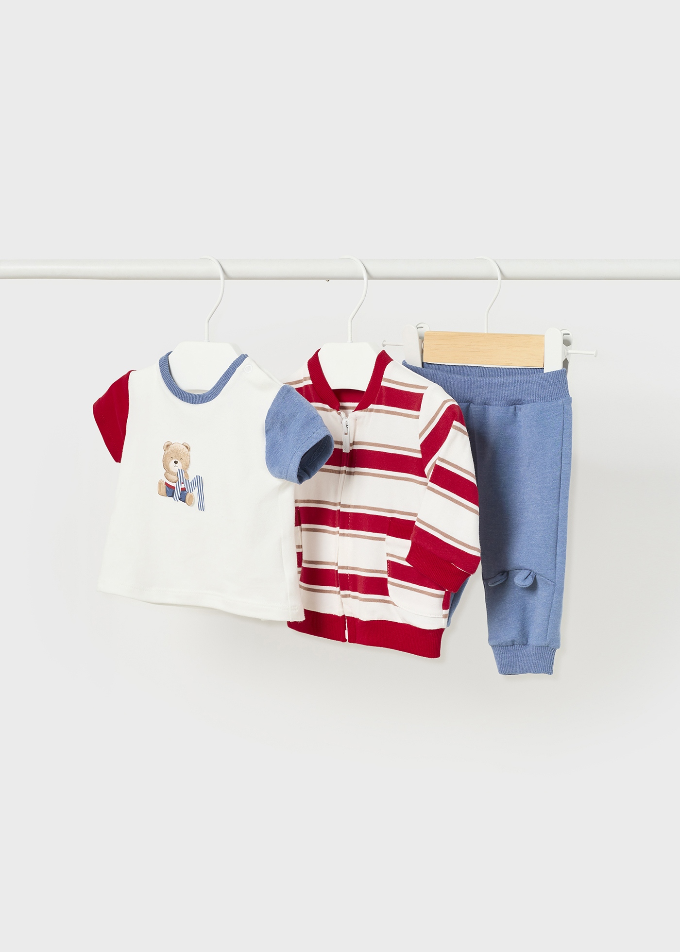 Conjunto de 3 peças em algodão sustentável para recém-nascidos.