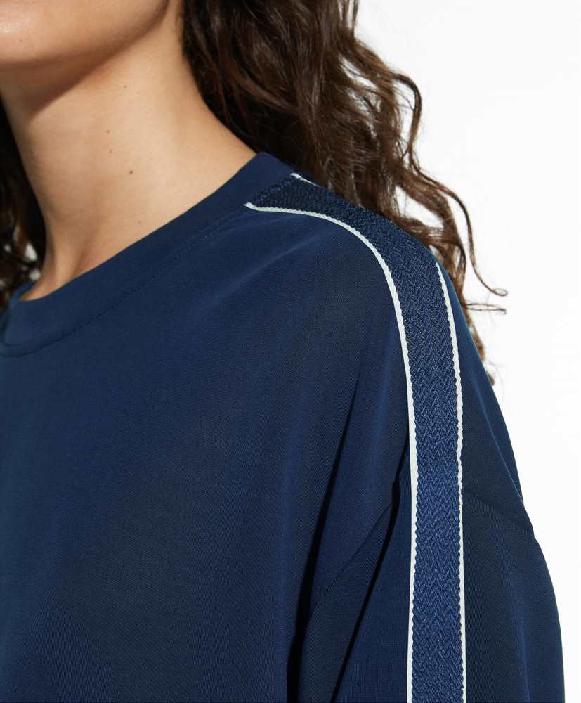 Blusa cropped de modal com aplique lateral