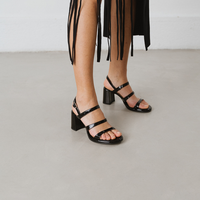 Sandales à brides  en vernis noir