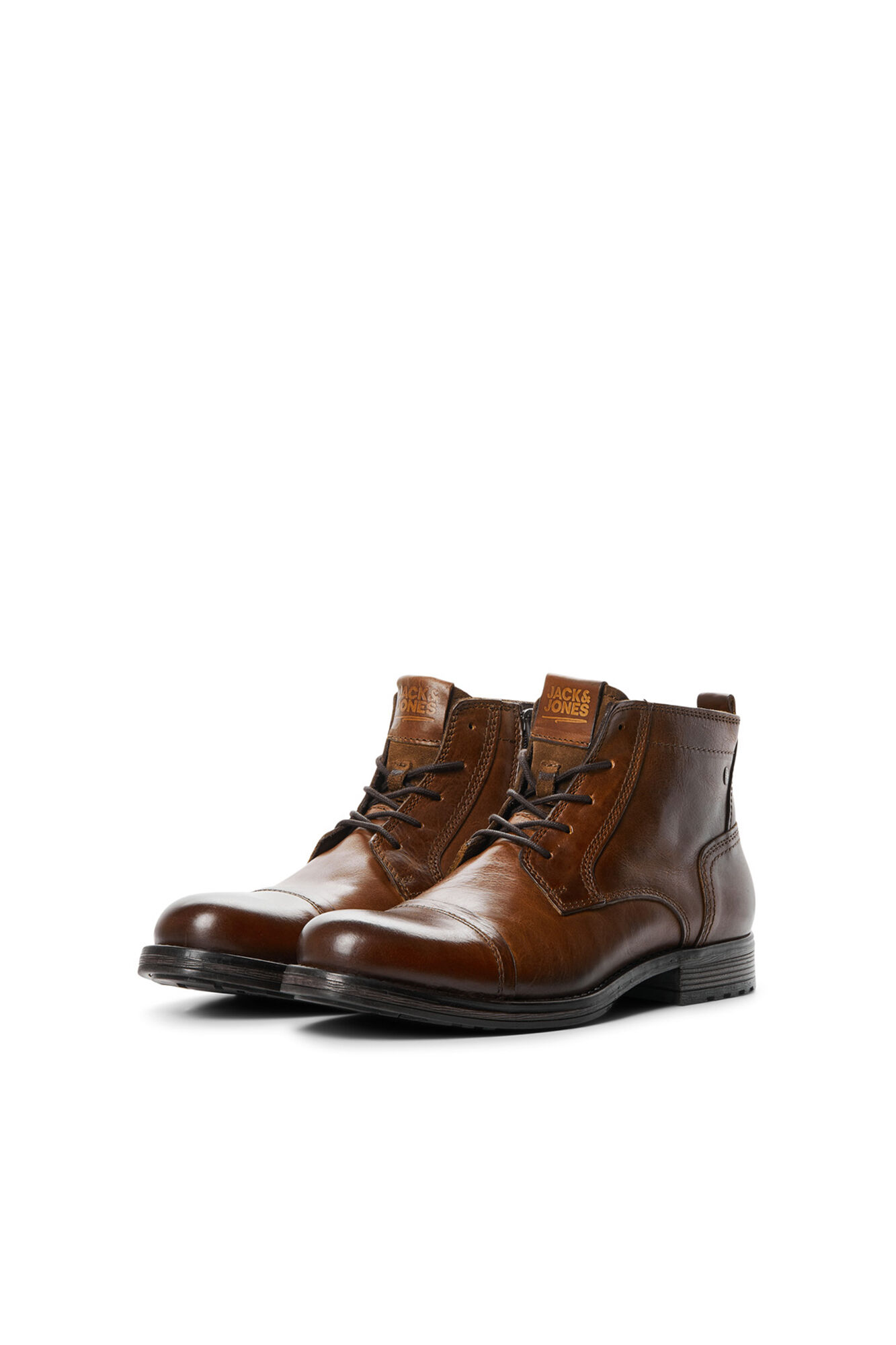 Bota de couro com sola tratorada