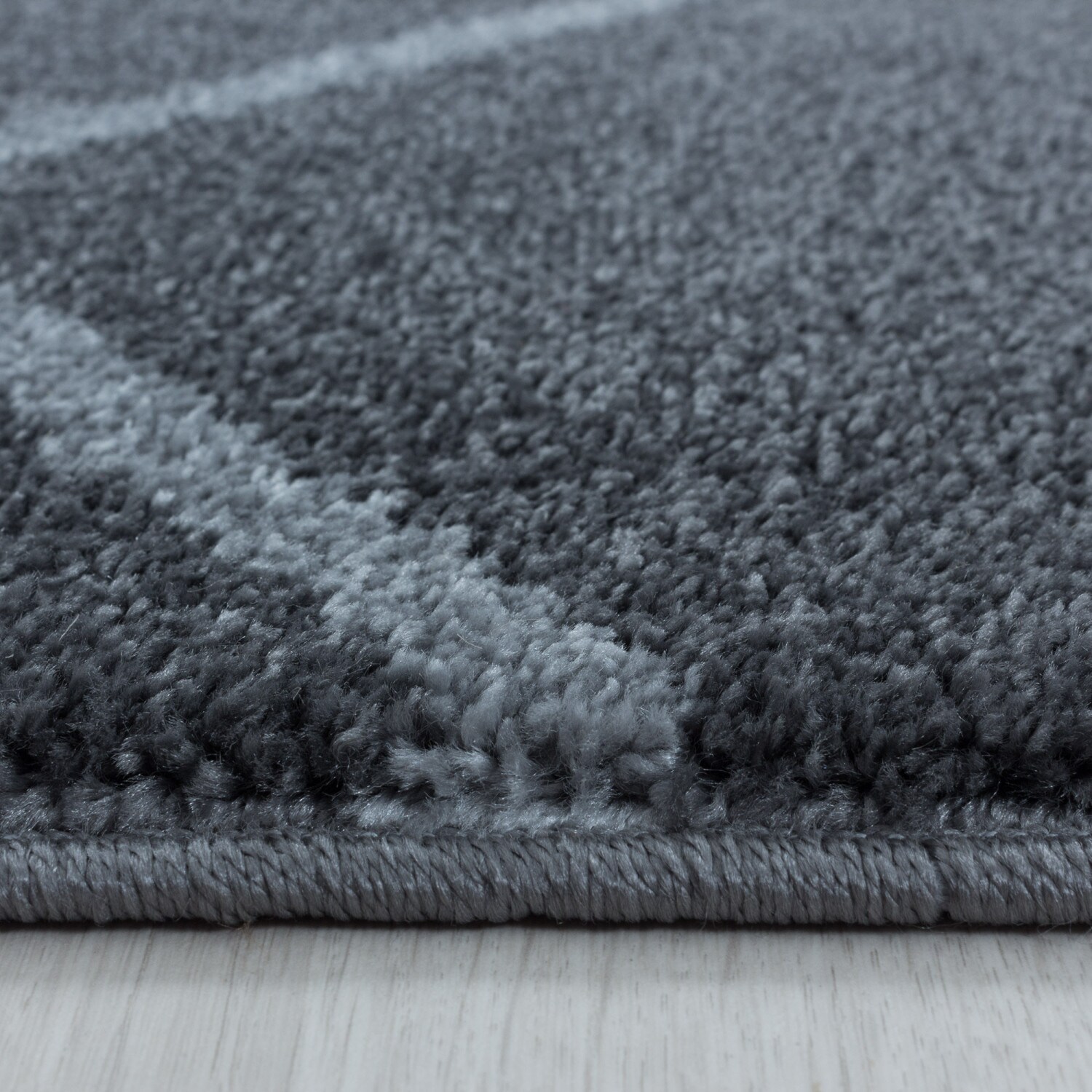Stilvoller Designer Teppich: Modernes Kurzflor-Zick-Zack Design, Wohnzimmer