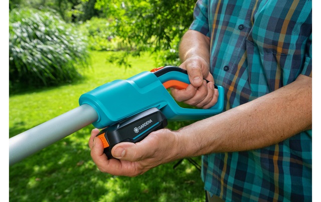 GARDENA Teleskop-Heckenschere »Gardena Teleskop-Heckenschere THS 4« ()  Mit Akku/Ladegerät