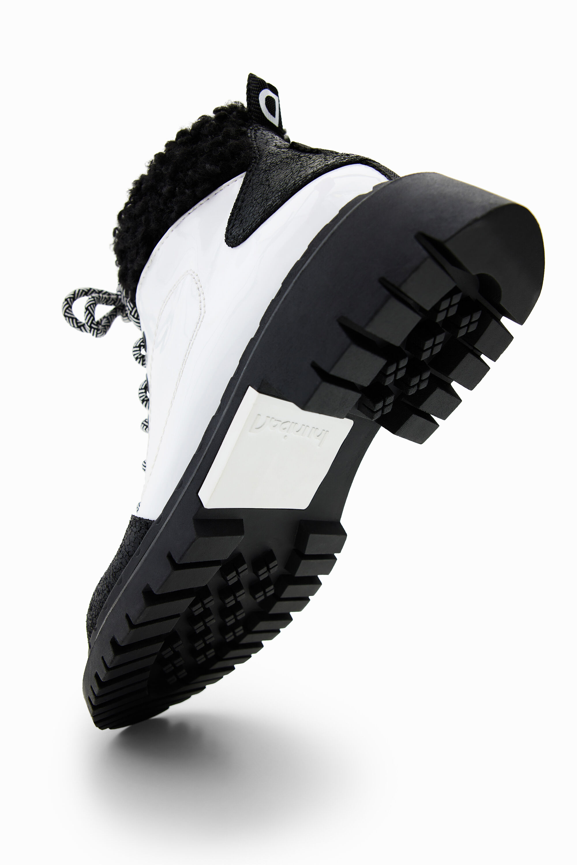 Bota trekking cordones