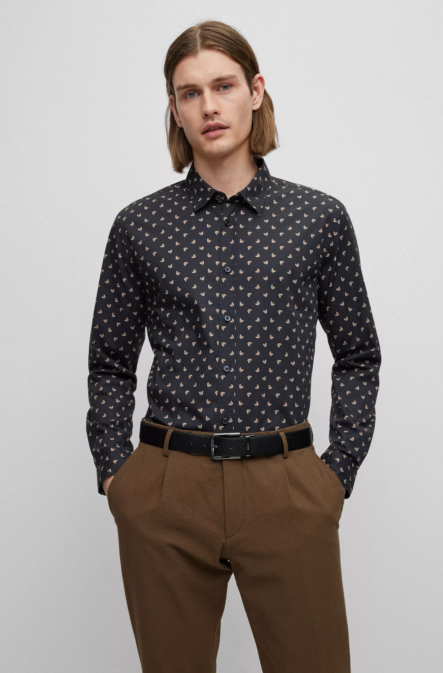 Camisa BOSS preta de corte slim em algodão elástico estampado.