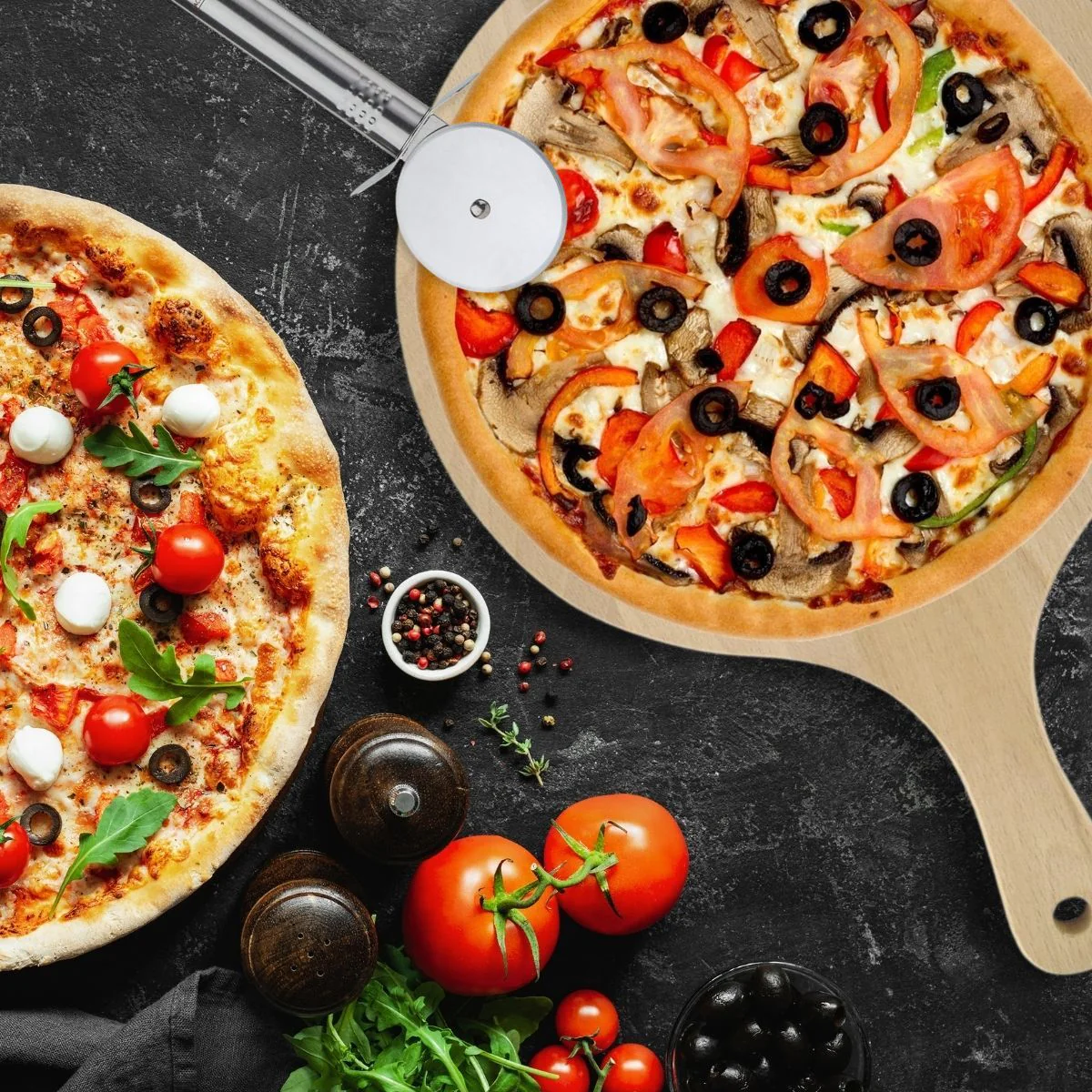 Ensemble pour pizza avec une planche à pizza ronde et une roulette à p