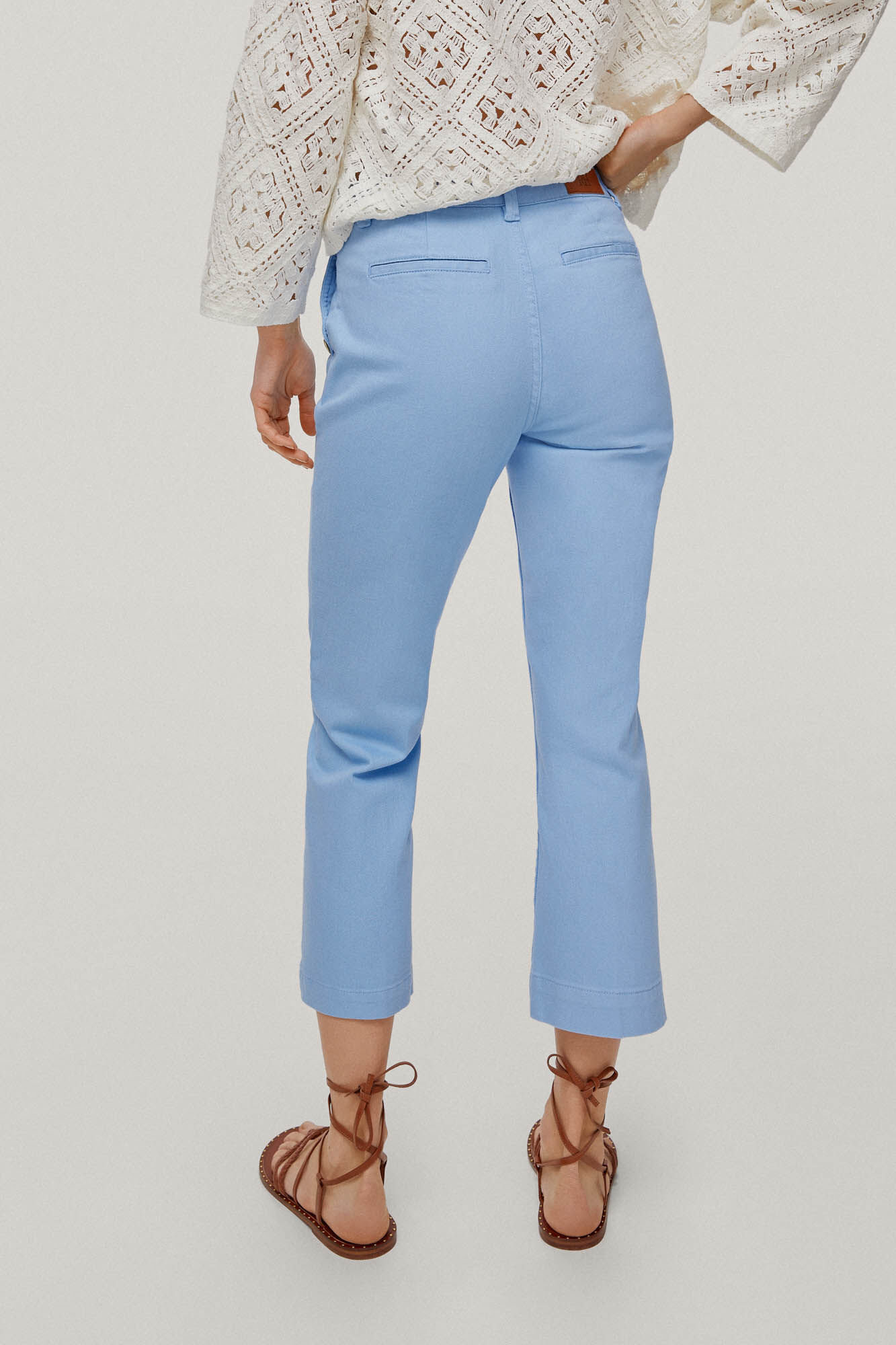 Calça jeans cropped de corte reto com botões frontais - Turquesa