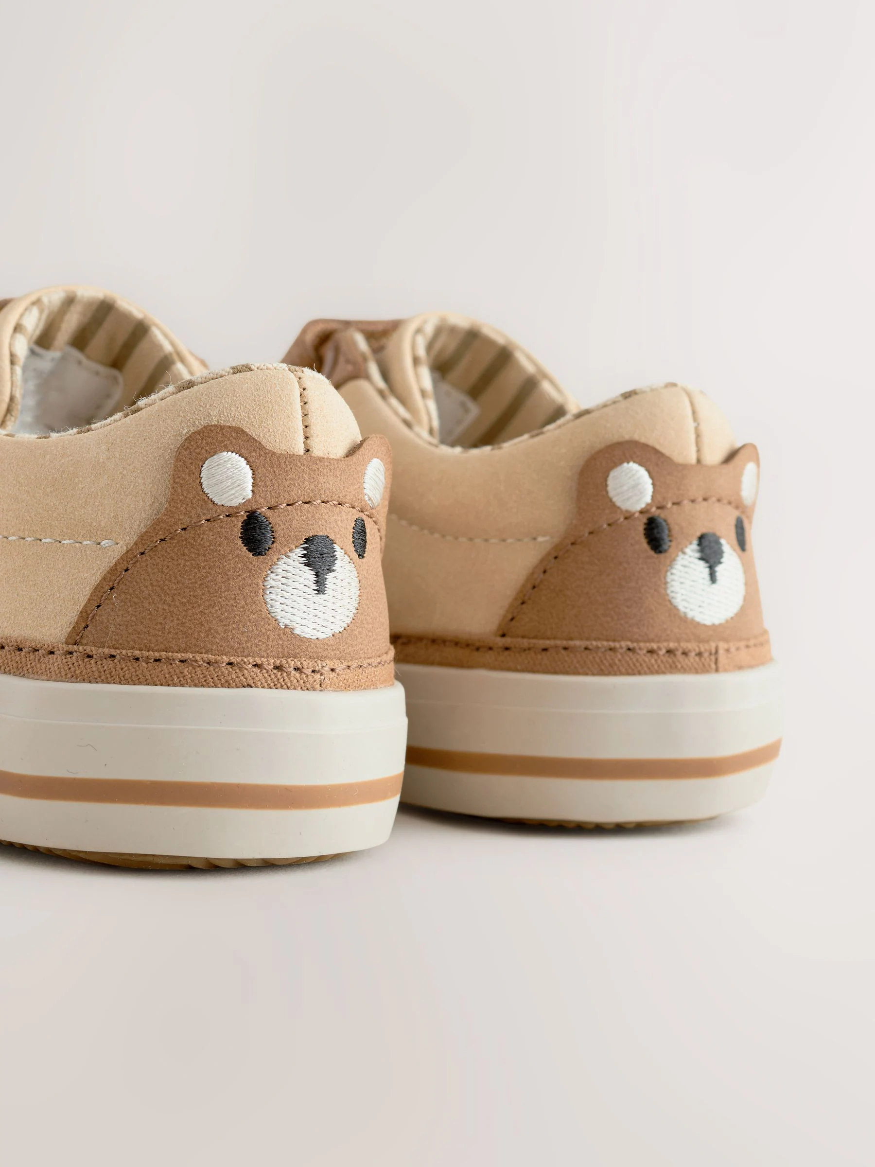 Bruin met beer - Sneakers met klittenbandsluiting en elastische veters