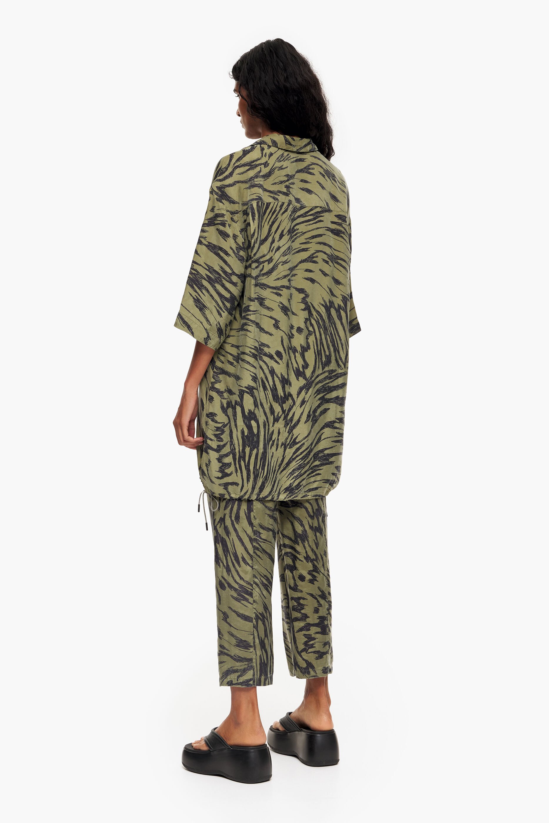 Camisa oversized cáqui com estampa de asas de borboleta