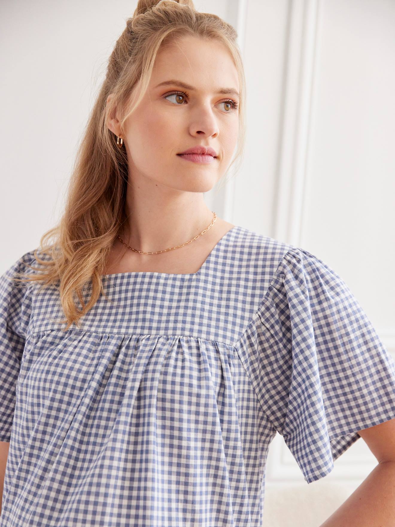 Blusa de maternidade xadrez azul-acinzentada