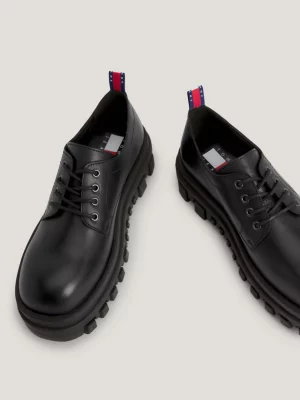 Sapatos de couro com sola grossa