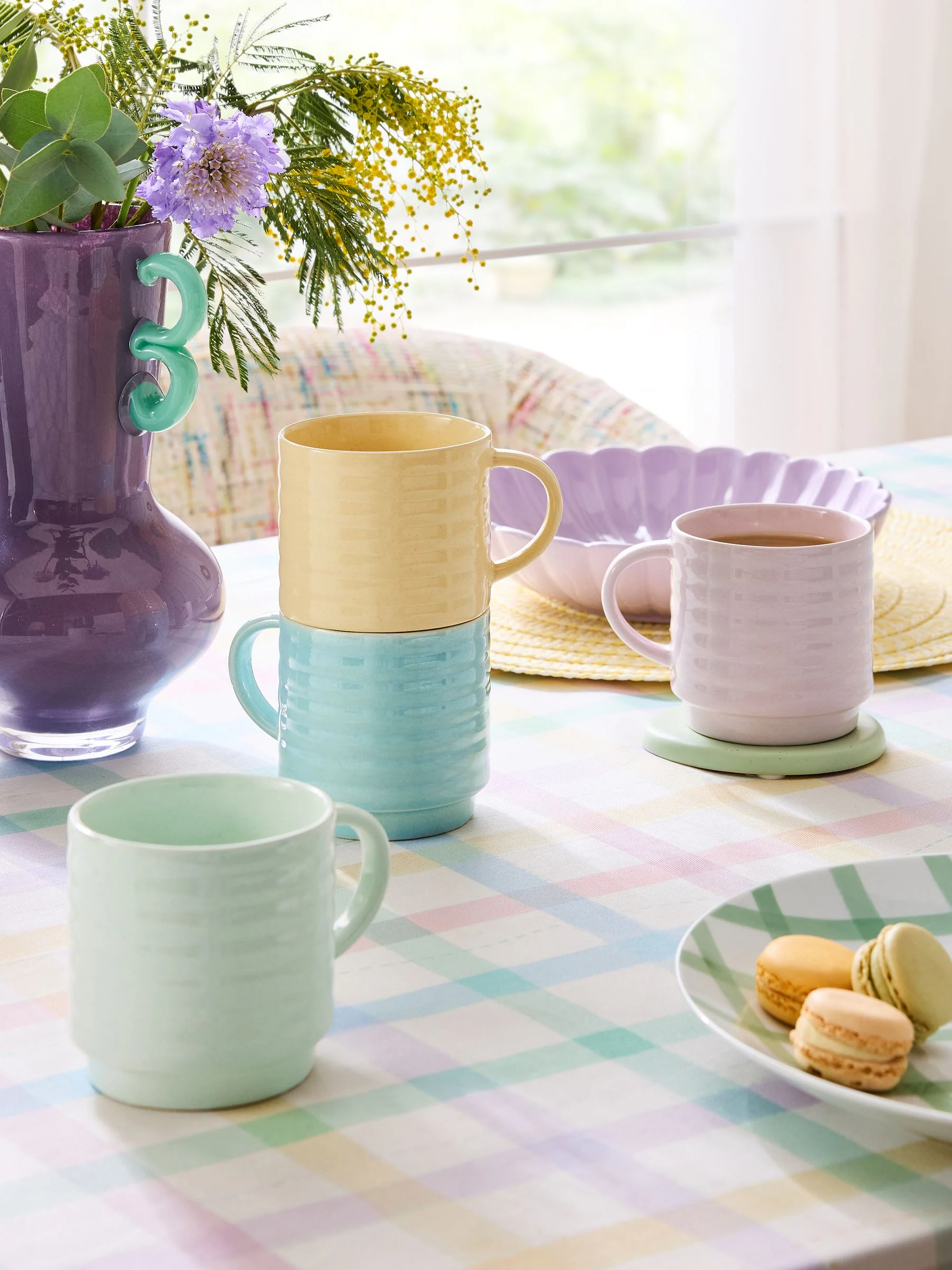 Set van 4 pastelkleurige gestapelde mokken met ribbels