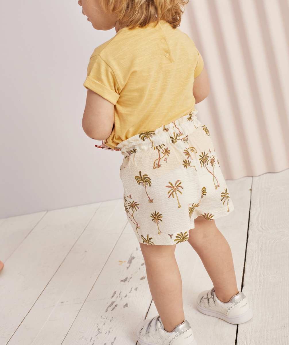 SHORT BÉBÉ FILLE ÉCRU EN COTON GAUFRÉ IMPRIMÉ PALMIERS