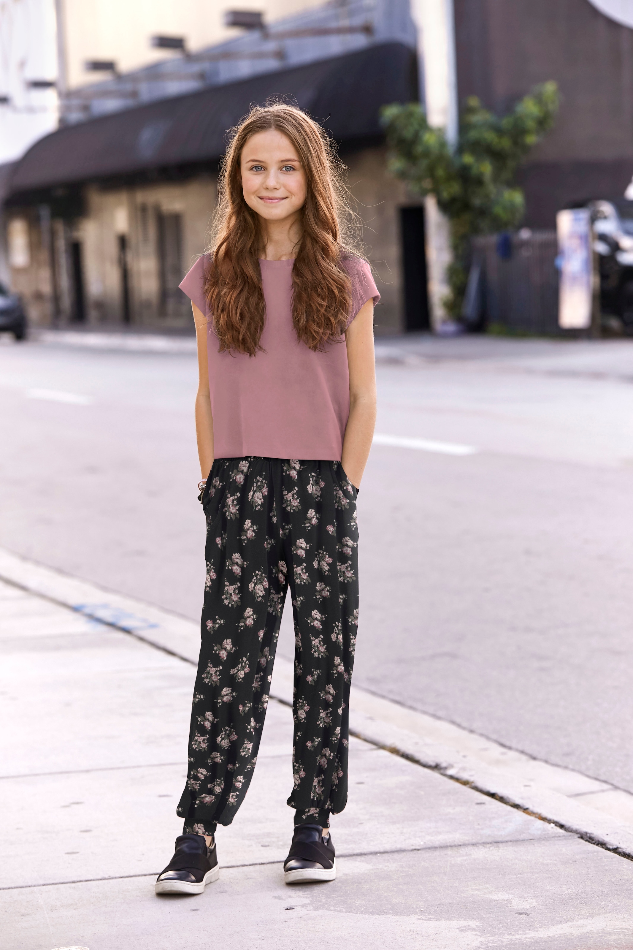 KIDSWORLD Haremshose »Viskosehose mit Blumen-Allover«  in bequemer Form