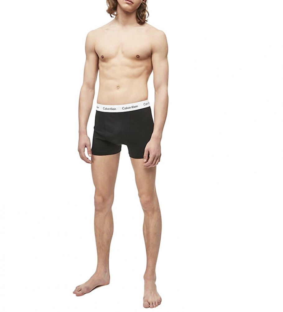 Conjunto de 3 cuecas boxer Calvin Klein de cintura baixa em algodão stretch nas cores cinza, branca e preta.