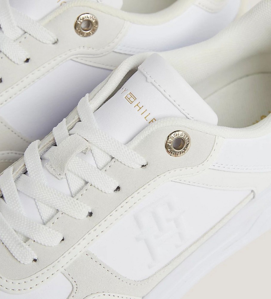 Tênis Tommy Hilfiger Essential de couro com monograma na cor branca.