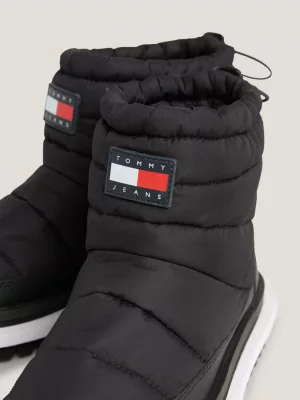 Botas de neve com cravos acolchoados reciclados