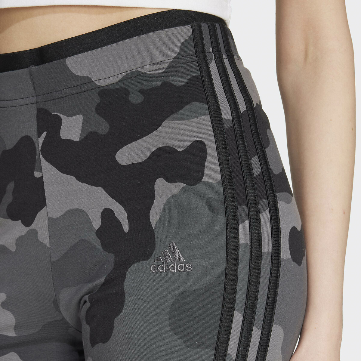 ADIDAS SPORTSWEAR<br>Legging Essentials 3 listras, estampa camuflada, 7/8
