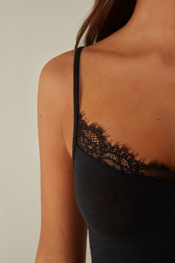Blusa ultraleve em modal com cashmere e renda.