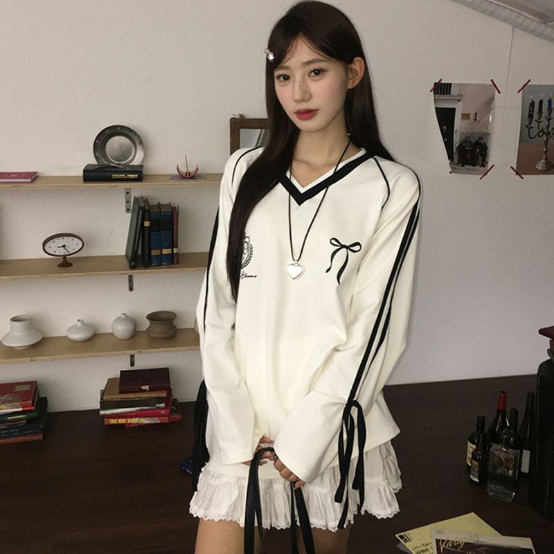 Rosesand - Sweatshirt met lange mouwen, V-hals, strikprint, gestreepte strikaccent en losse pasvorm