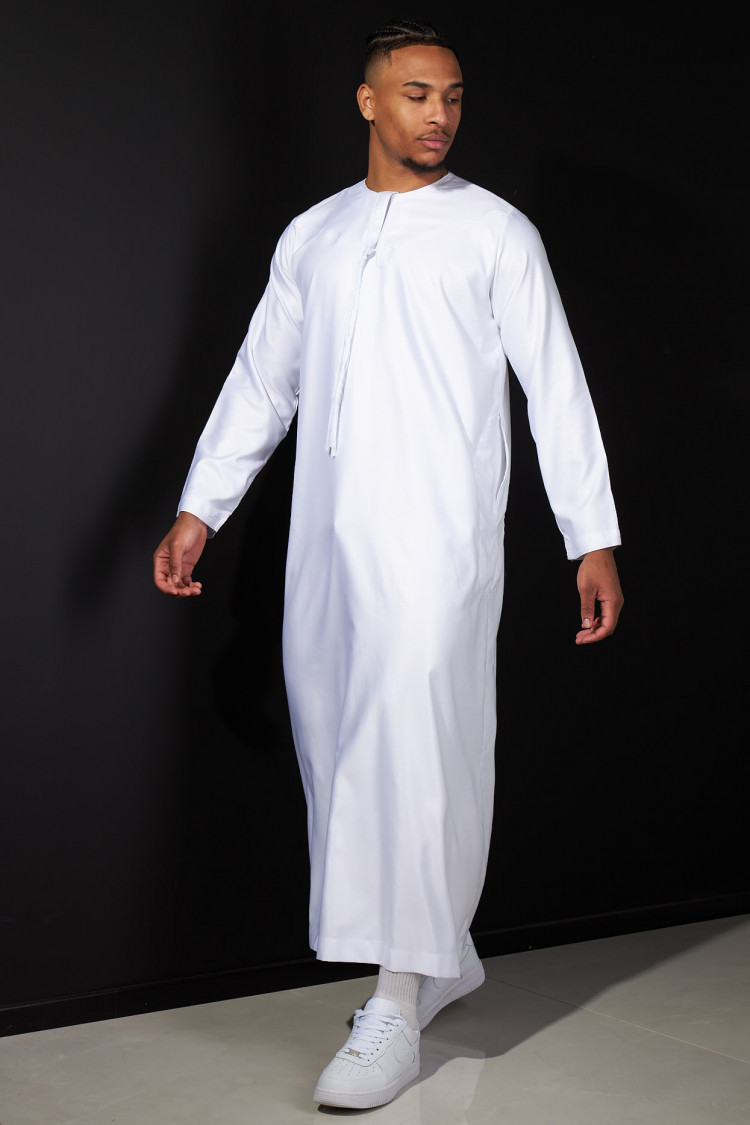 Qamis satiné blanc à pompoms
