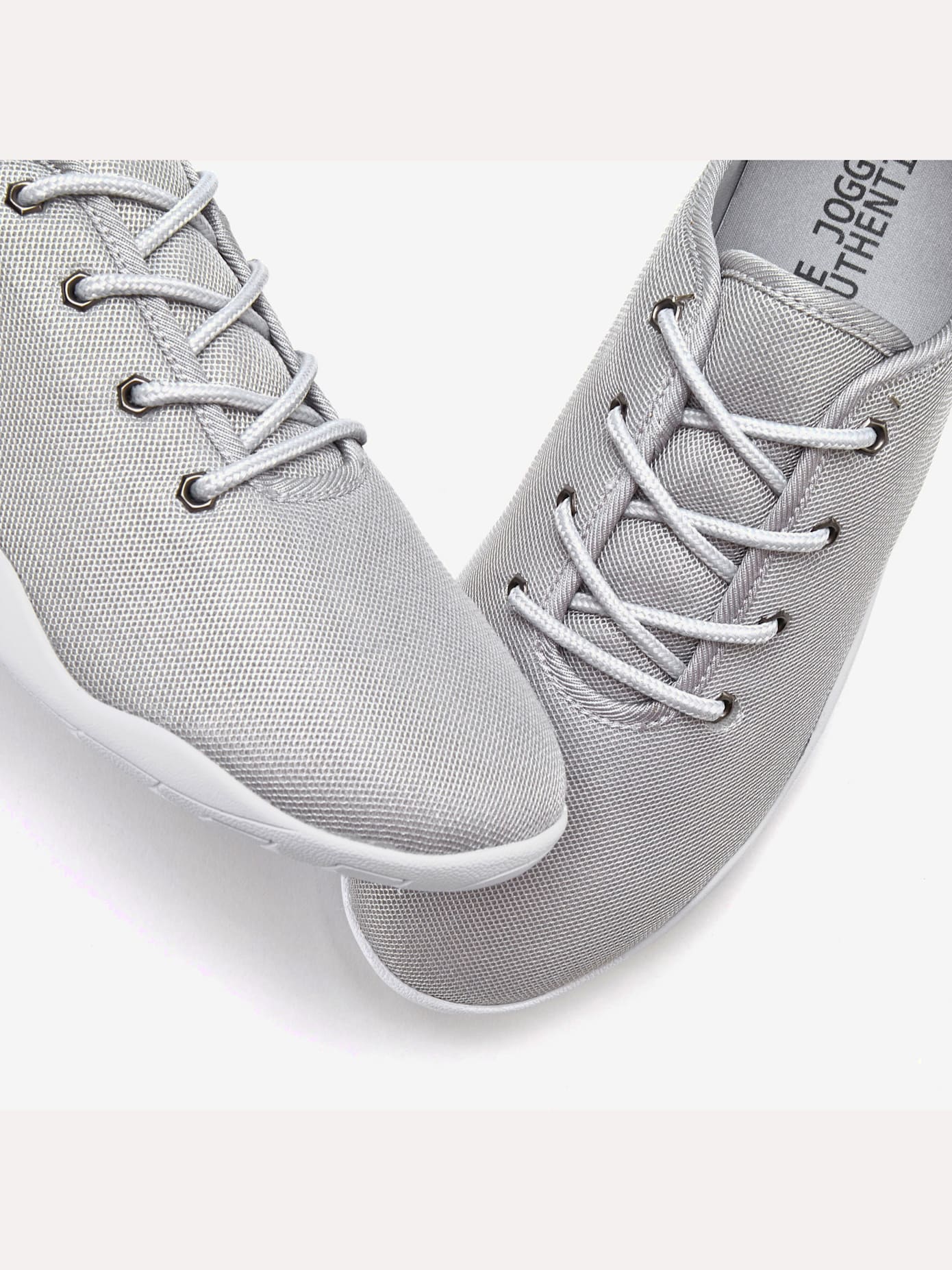 Baskets semelle ultra-plate pour une sensation « pieds nus »