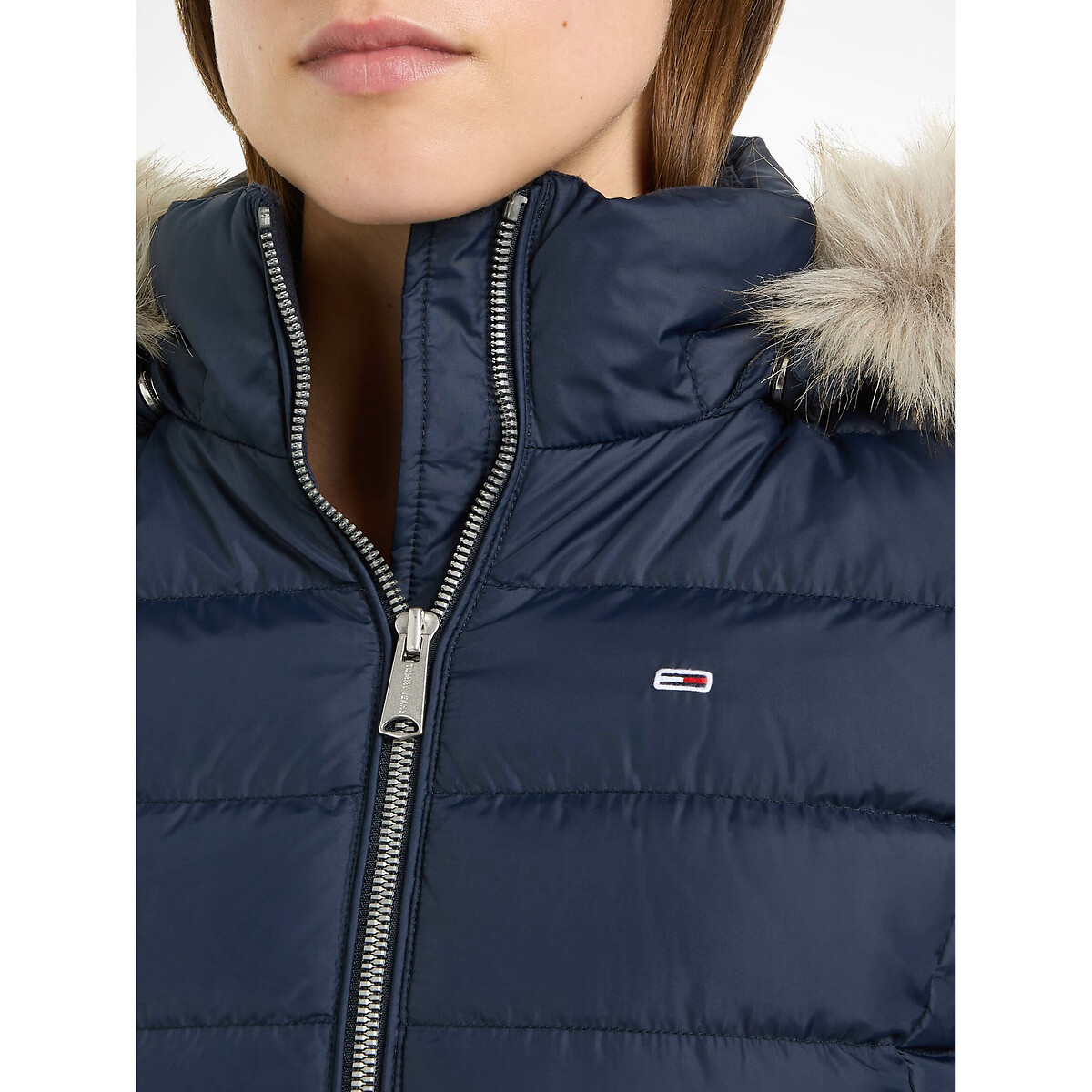 TOMMY JEANS<br>Jaqueta curta de plumas com capuz e zíper