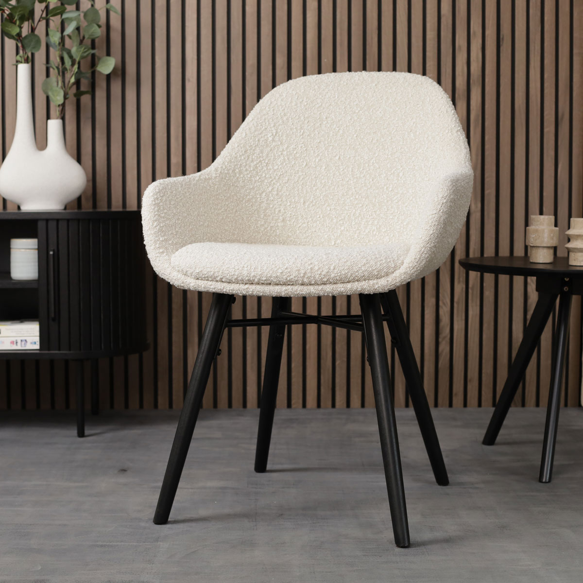 Eetkamerstoel Nena-Mae bouclé beige - zwart onderstel
