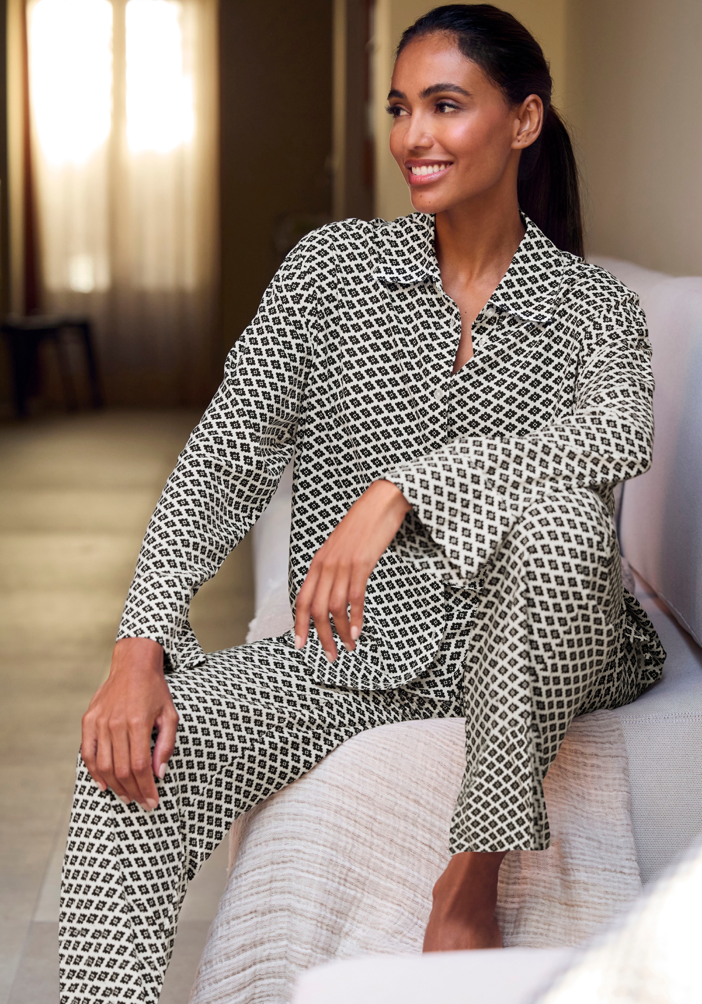 LASCANA Pyjamahose  Mit edlem Allover-Muster