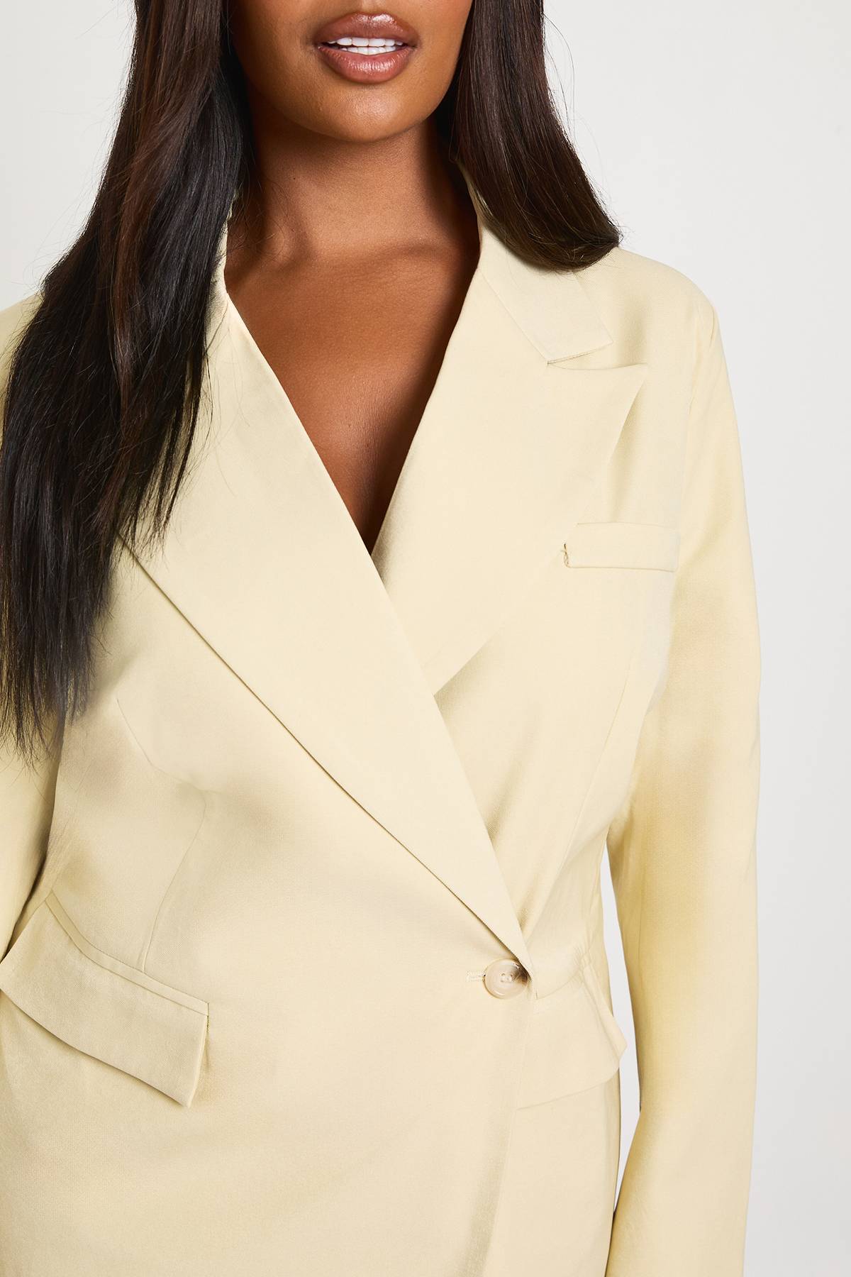 boohoo Robe Blazer Oversize Cache-cœur À Bouton Corne Grande Taille