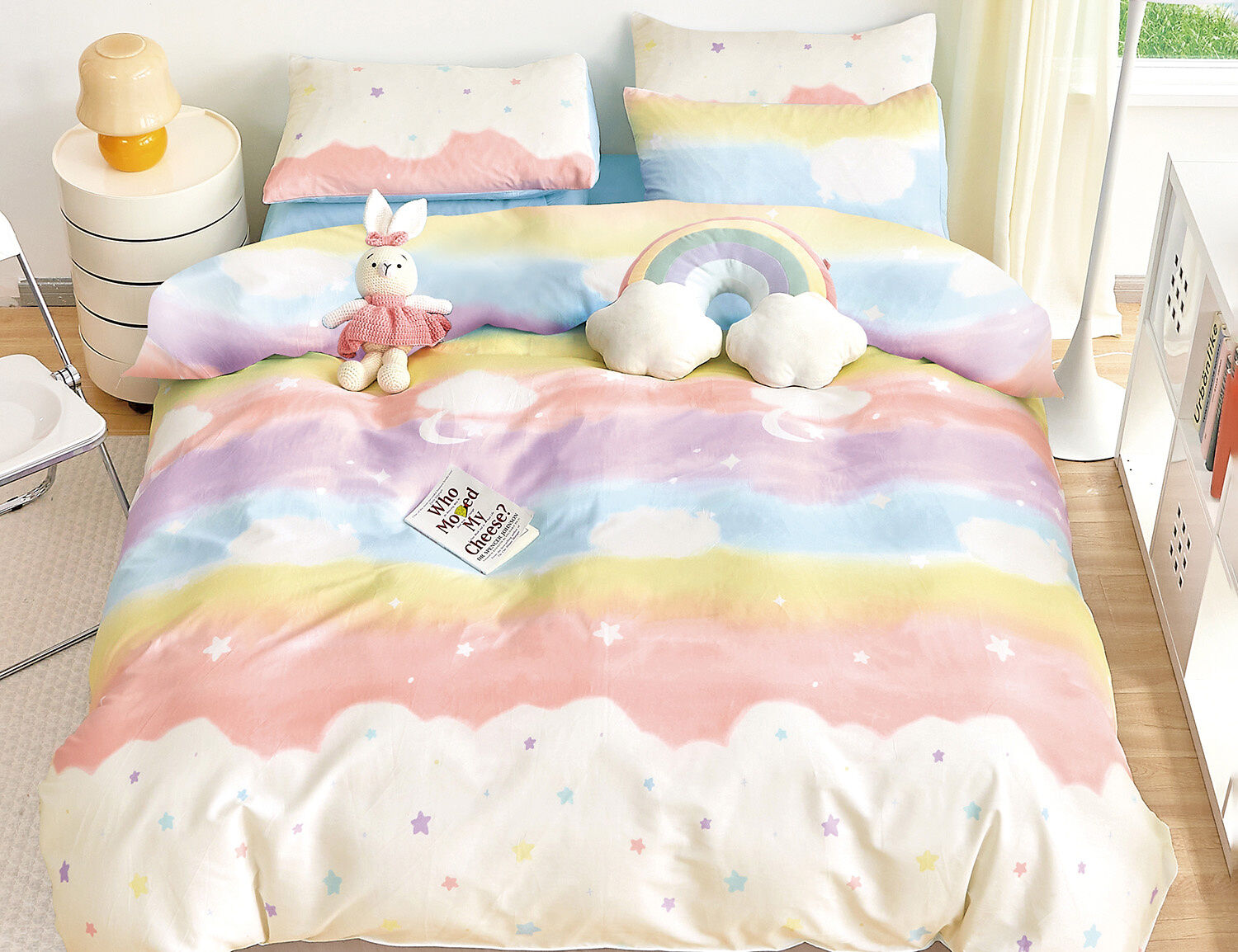 Bettwäsche in Regenbogenfarben und bunten Sternen