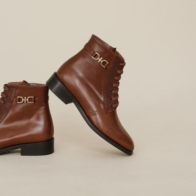 Bottines à boucles et lacets  en cuir et reptile cognac