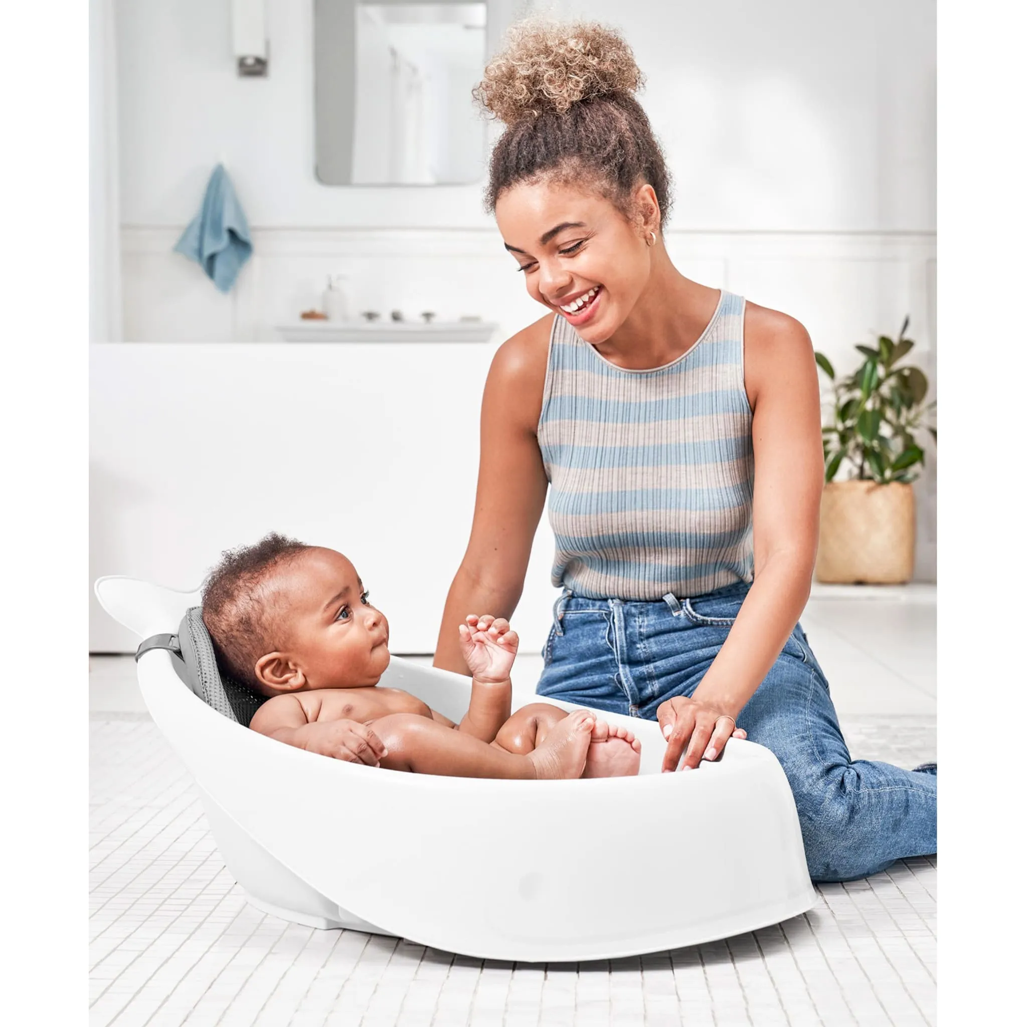 Skip Hop Bain Baleine MOBY® Smart Sling™  3-en1 - Blanc