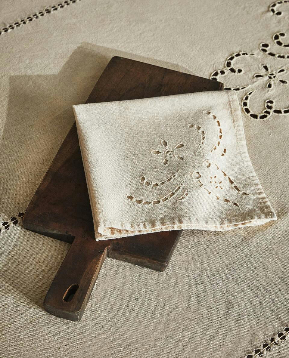 Guardanapos bordados com flores (pacote com 2)