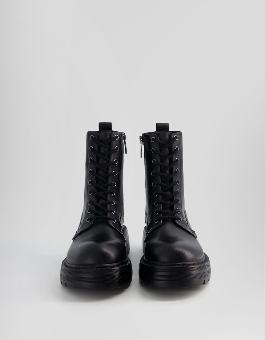 Botas de tornozelo planas de couro com cadarço