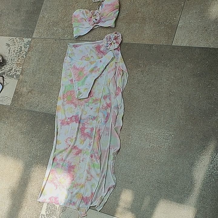 Sancus - Set: Halter bikinitop met bloemenprint + broekje + omslagrok