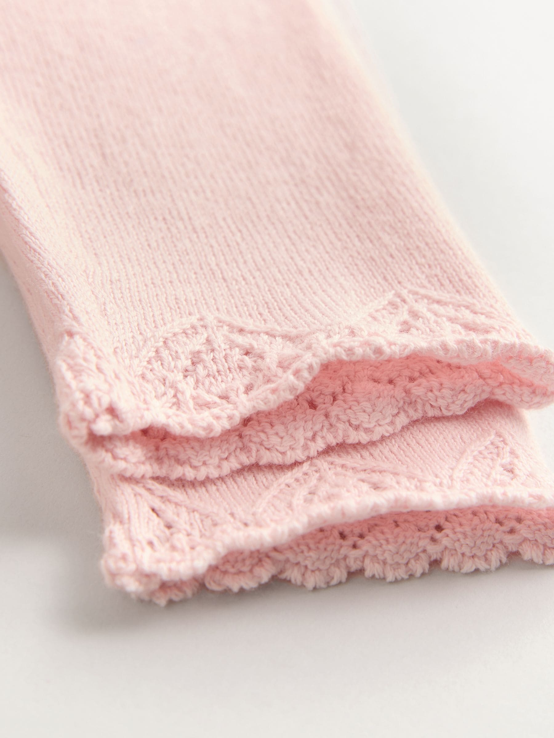 Roze vlinderborduursel - Gebreid babyvest (0 mnd- 2 jr)